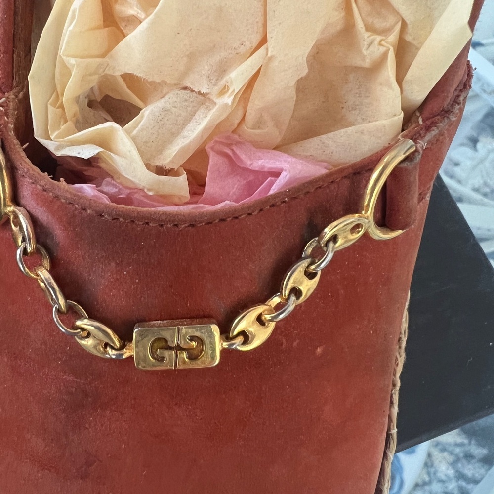 Gucci Vintage Wedge Rusty Color Suede with gold link Gucci symbol. - Picture 3 of 7